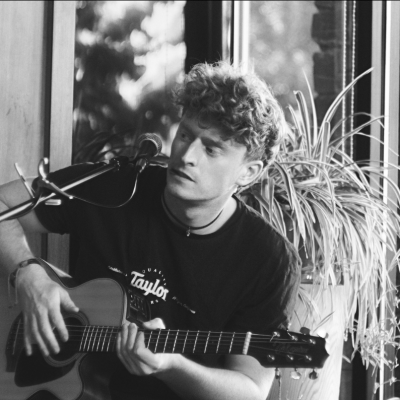Max Mackrill Solo Guitar Player in Vancouver